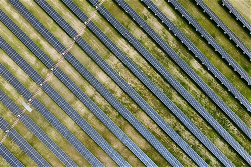 Cyrhaeddodd Ychwanegiadau Solar Byd-eang 664 GW yn 2025